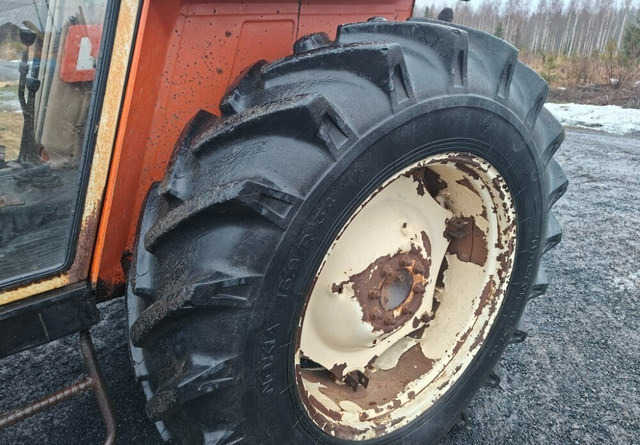 Tractor Fiat 780DT etukuormaajalla: foto 9
