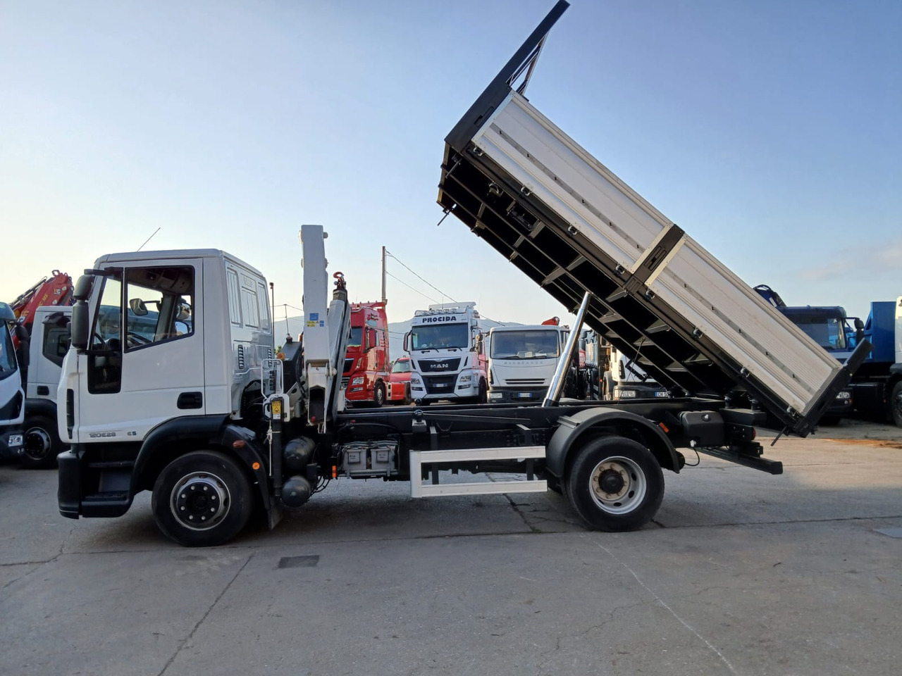 Camión grúa IVECO EUROCARGO 120E28P: foto 29