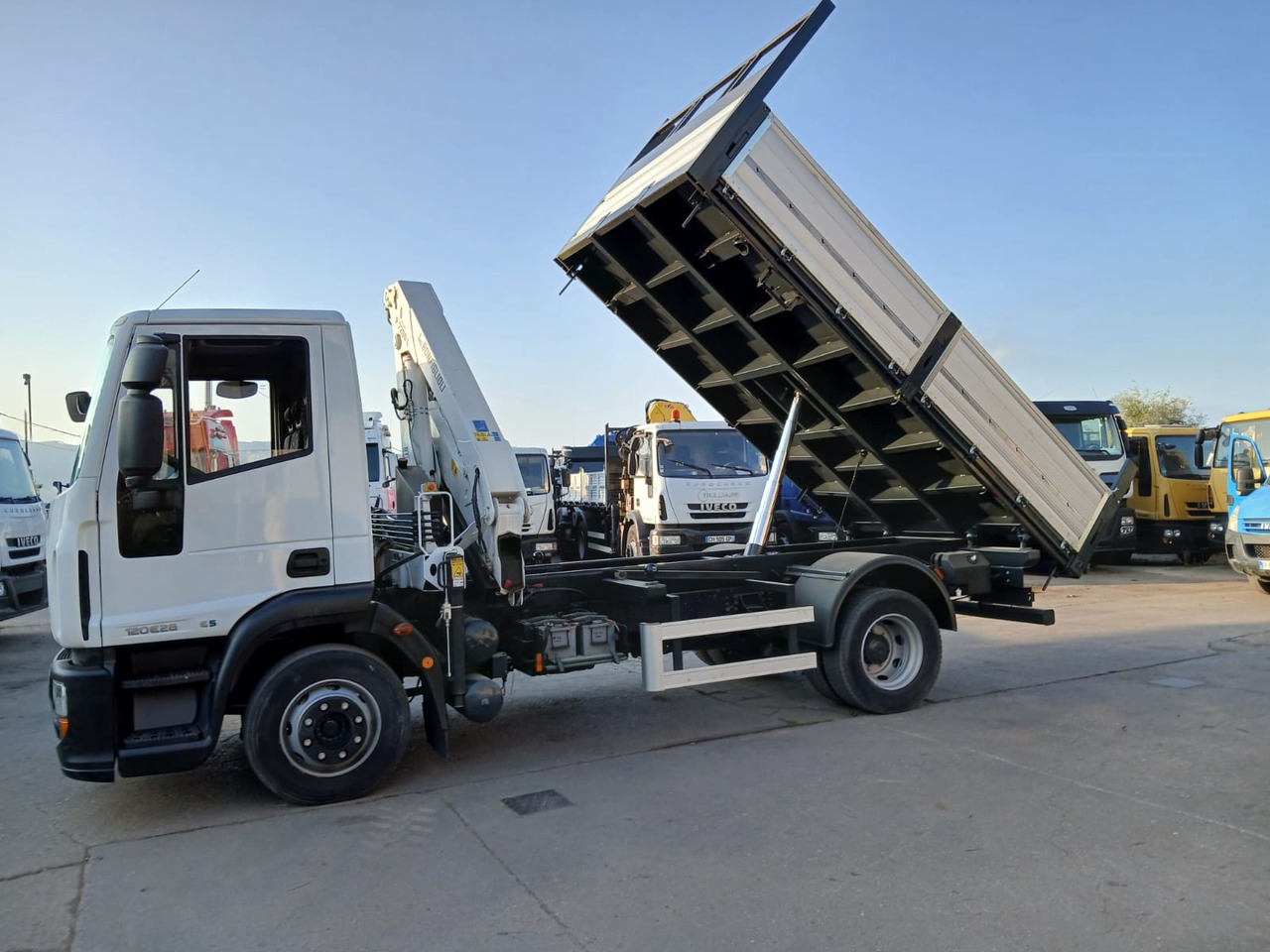 Camión grúa IVECO EUROCARGO 120E28P: foto 7