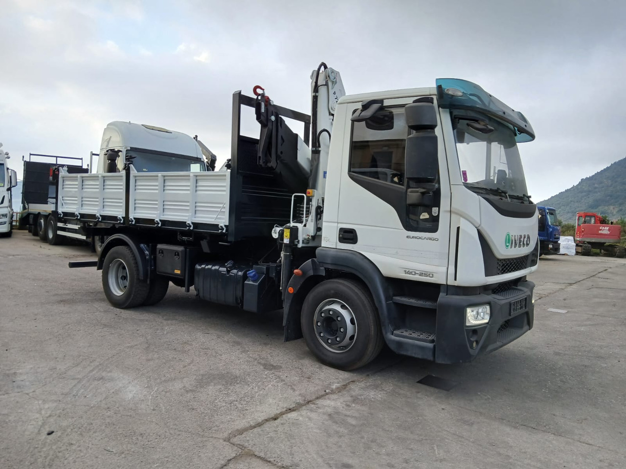 IVECO EUROCARGO 140-250 - Camión grúa, Camión volquete: foto 5 IVECO EUROCARGO 140-250 - Camión grúa, Camión volquete: foto 5