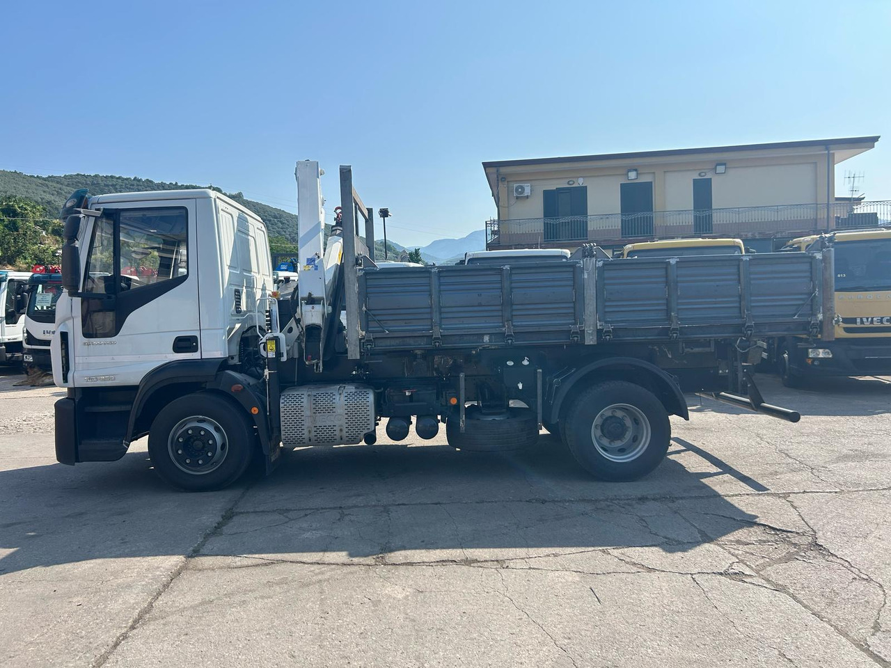 IVECO EUROCARGO 140-250 - Camión grúa: foto 5 IVECO EUROCARGO 140-250 - Camión grúa: foto 5