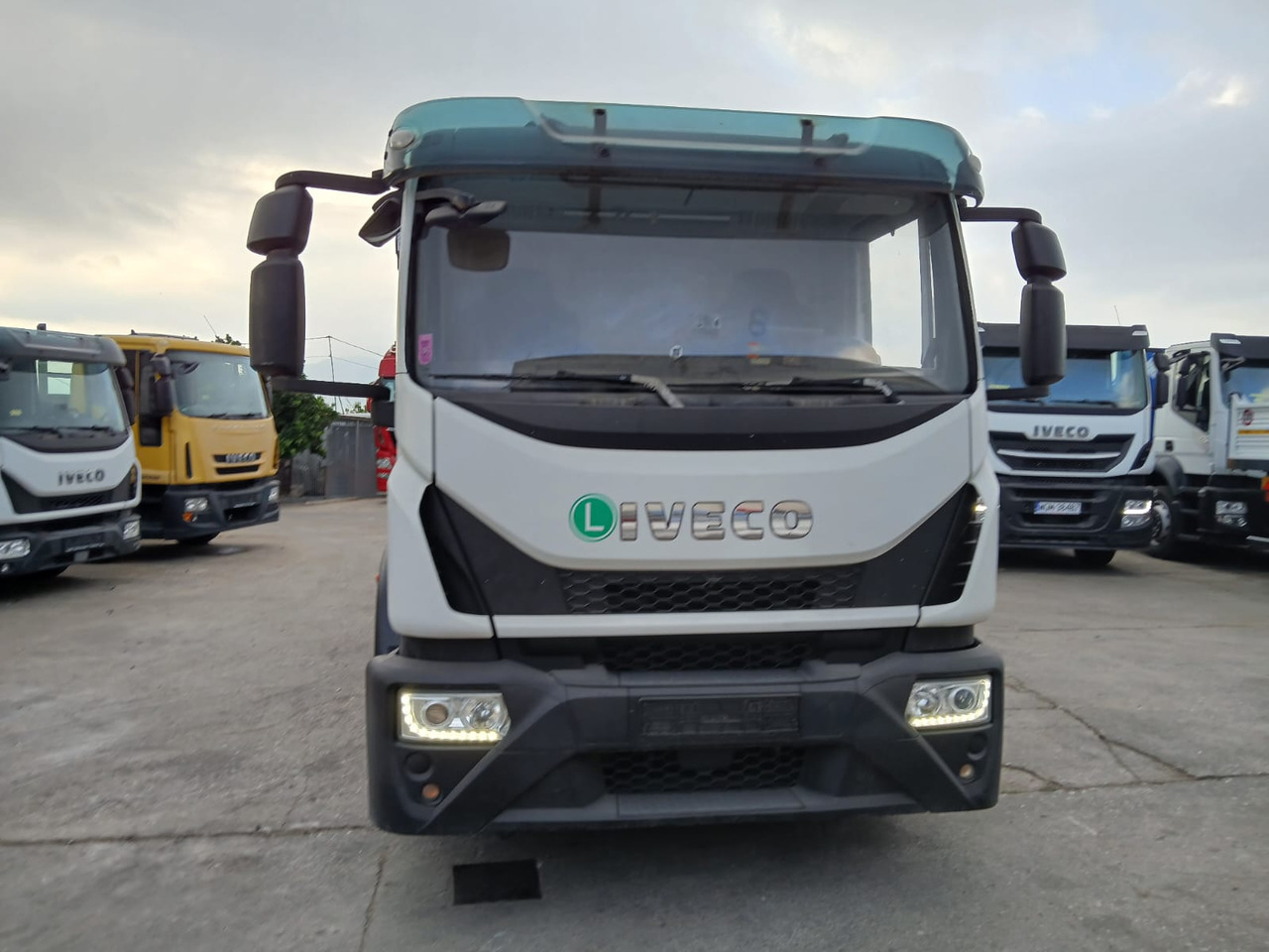 IVECO EUROCARGO 140-250 - Camión grúa, Camión volquete: foto 3 IVECO EUROCARGO 140-250 - Camión grúa, Camión volquete: foto 3