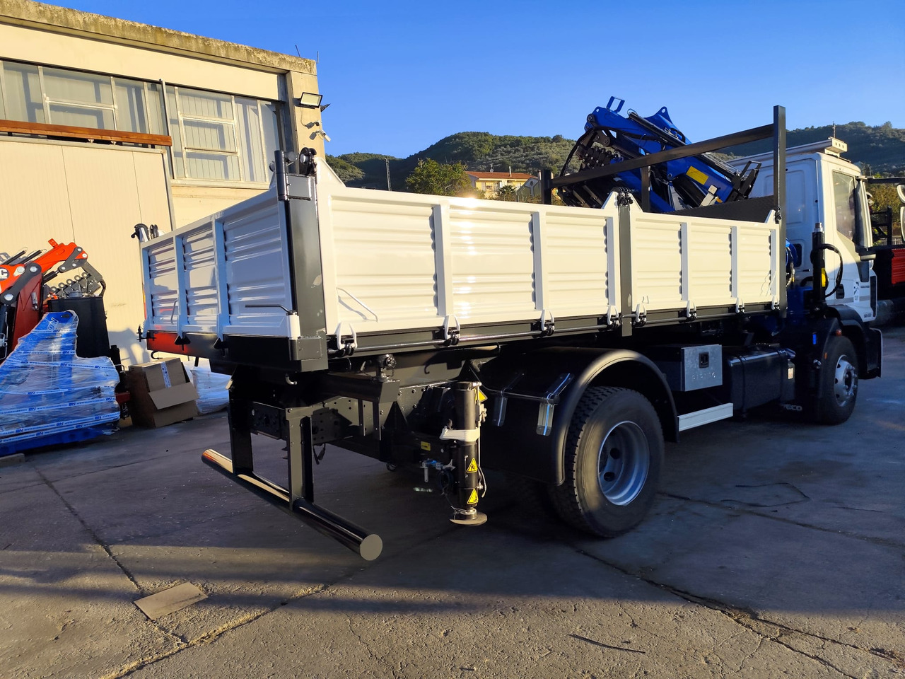 IVECO EUROCARGO 160-250 - Camión grúa, Camión volquete: foto 2 IVECO EUROCARGO 160-250 - Camión grúa, Camión volquete: foto 2