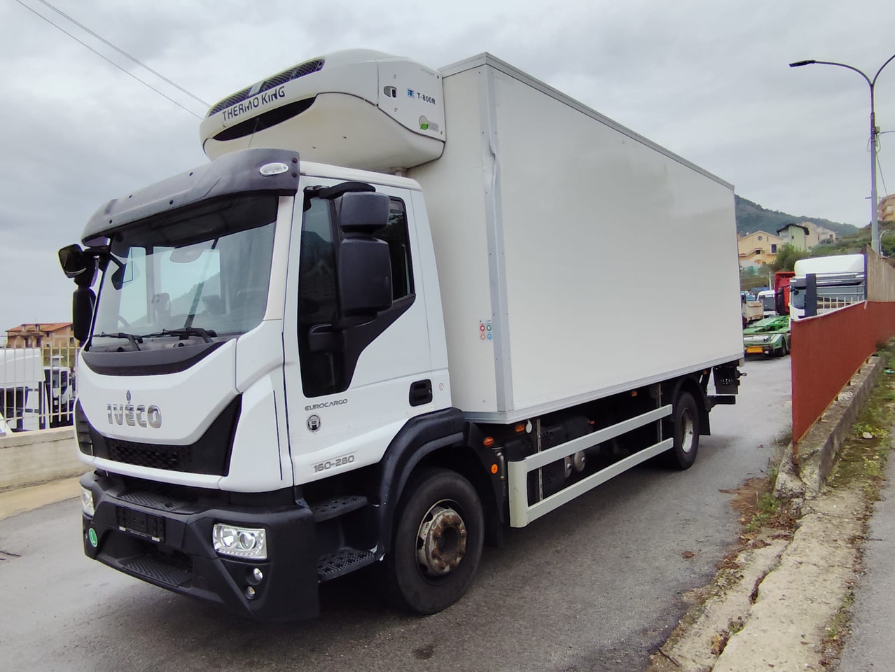 IVECO EUROCARGO 160-280 - Camión caja cerrada, Camión grúa: foto 1 IVECO EUROCARGO 160-280 - Camión caja cerrada, Camión grúa: foto 1