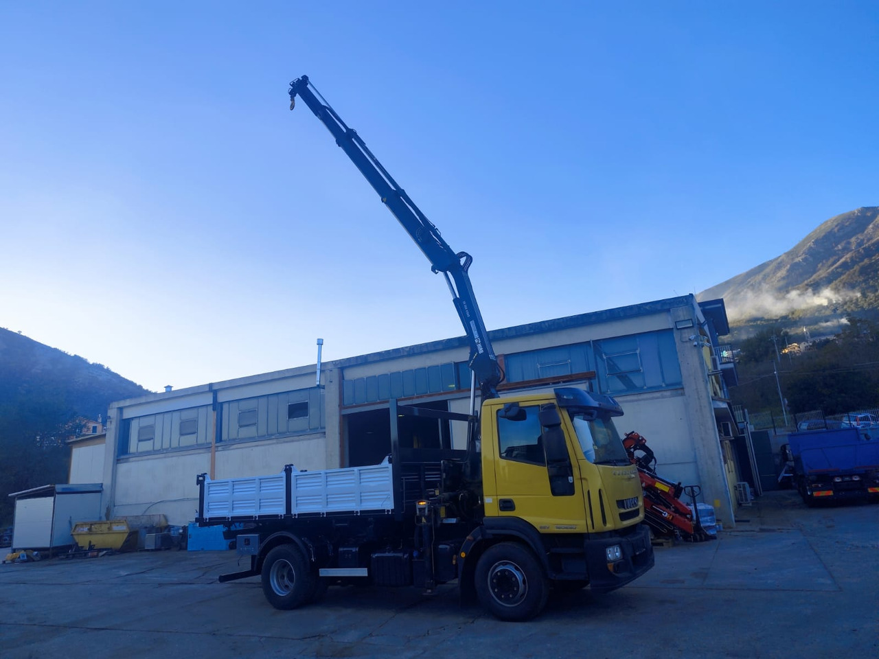 IVECO EUROCARGO 160E30 - Camión grúa: foto 2 IVECO EUROCARGO 160E30 - Camión grúa: foto 2