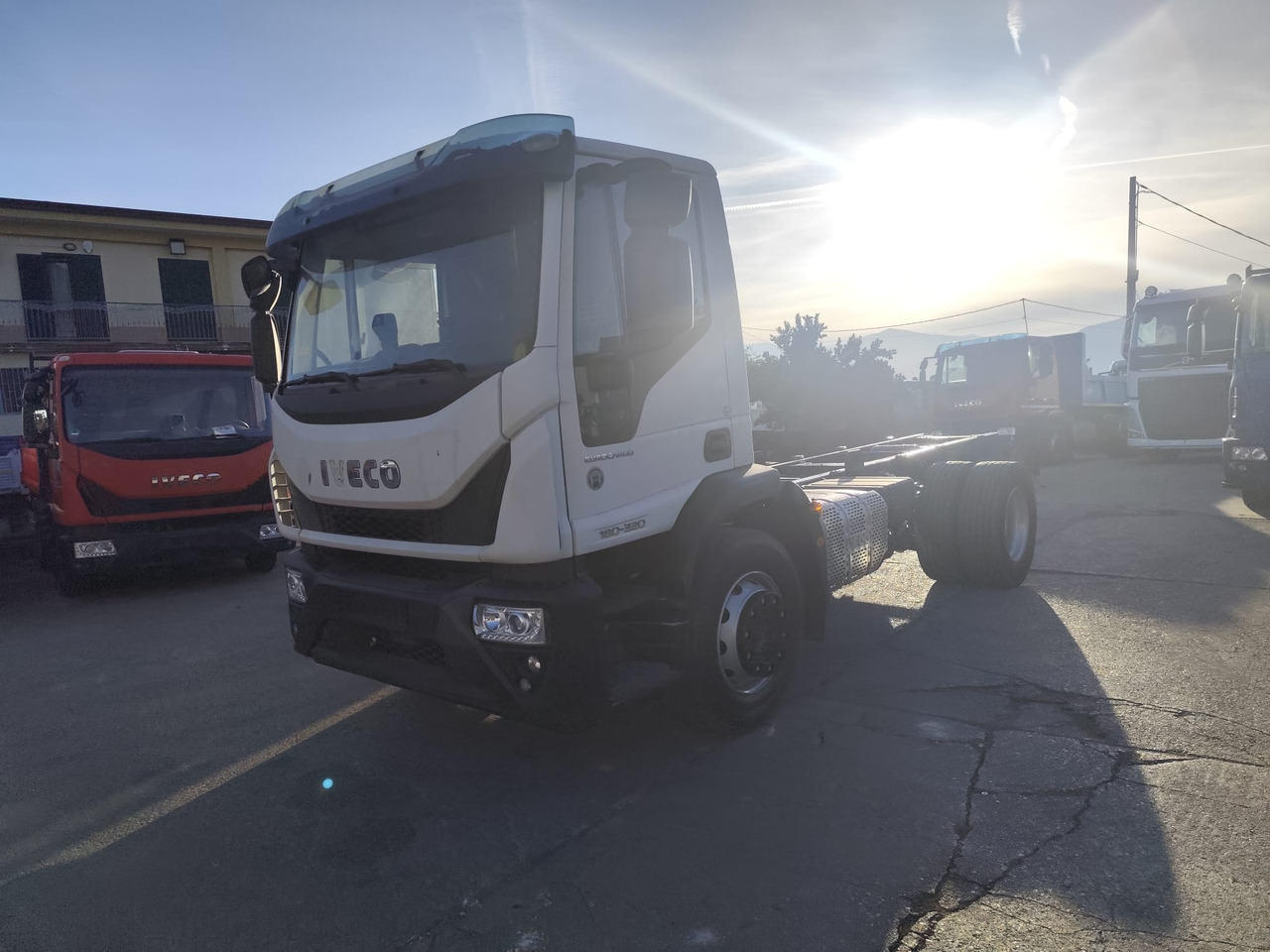 IVECO EUROCARGO 180-320 - Camión chasis: foto 1 IVECO EUROCARGO 180-320 - Camión chasis: foto 1