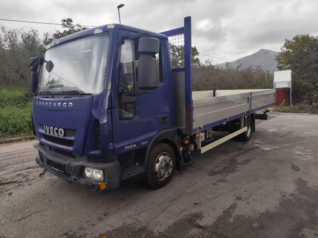 IVECO EUROCARGO 75E18 - Camión volquete: foto 1 IVECO EUROCARGO 75E18 - Camión volquete: foto 1