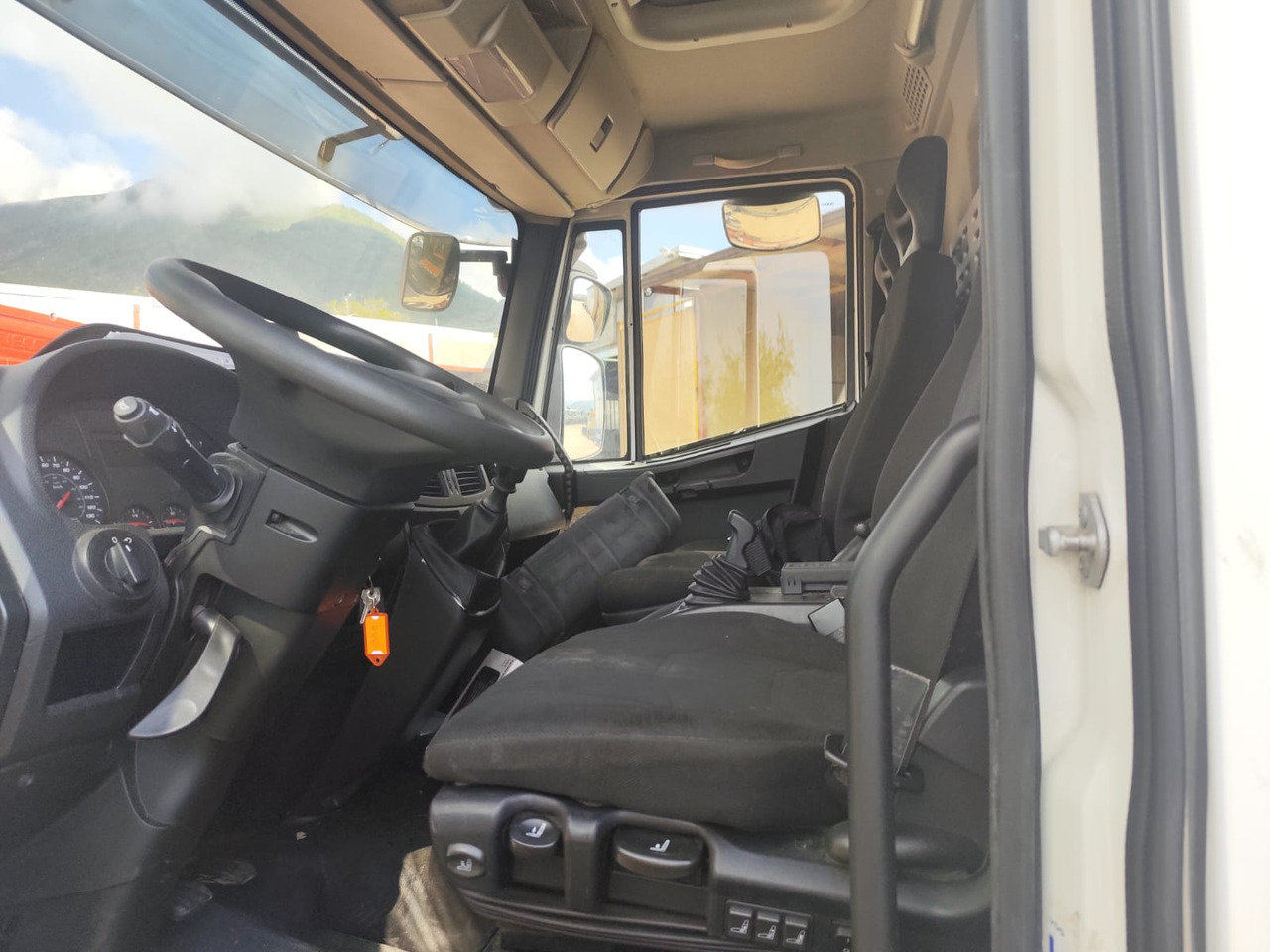 IVECO EUROCARGO 80-210 - Camión chasis: foto 2 IVECO EUROCARGO 80-210 - Camión chasis: foto 2