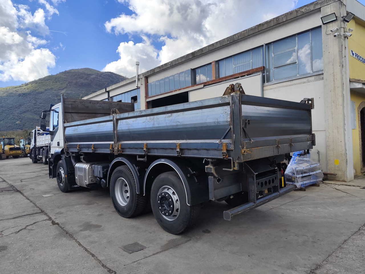 IVECO STRALIS AD 260S31 XP - Camión volquete: foto 4 IVECO STRALIS AD 260S31 XP - Camión volquete: foto 4