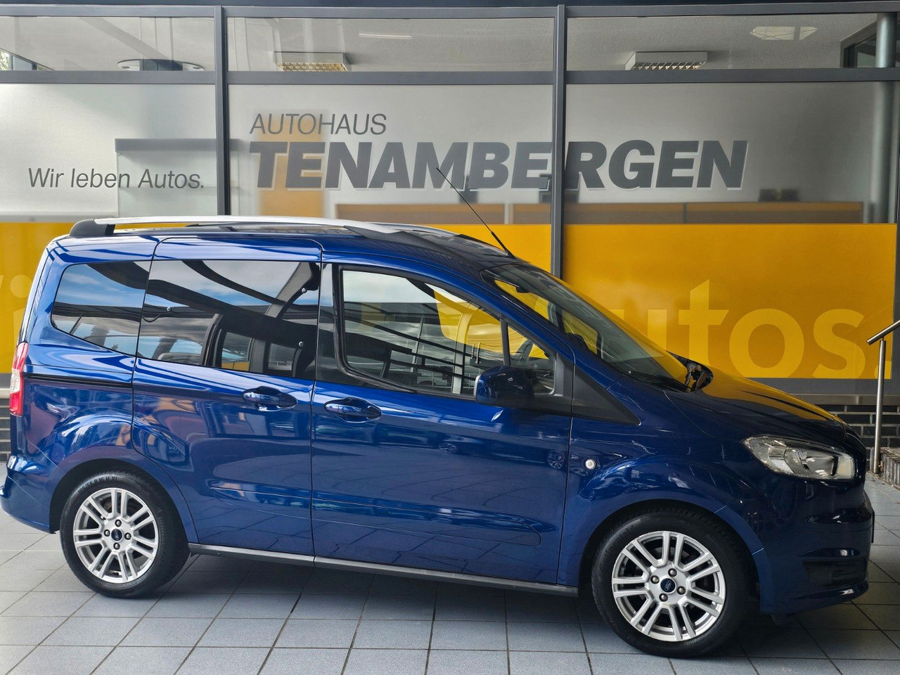 Ford Tourneo Courier Titanium behzb. Windschutzschei - Furgoneta de pasajeros: foto 1 Ford Tourneo Courier Titanium behzb. Windschutzschei - Furgoneta de pasajeros: foto 1