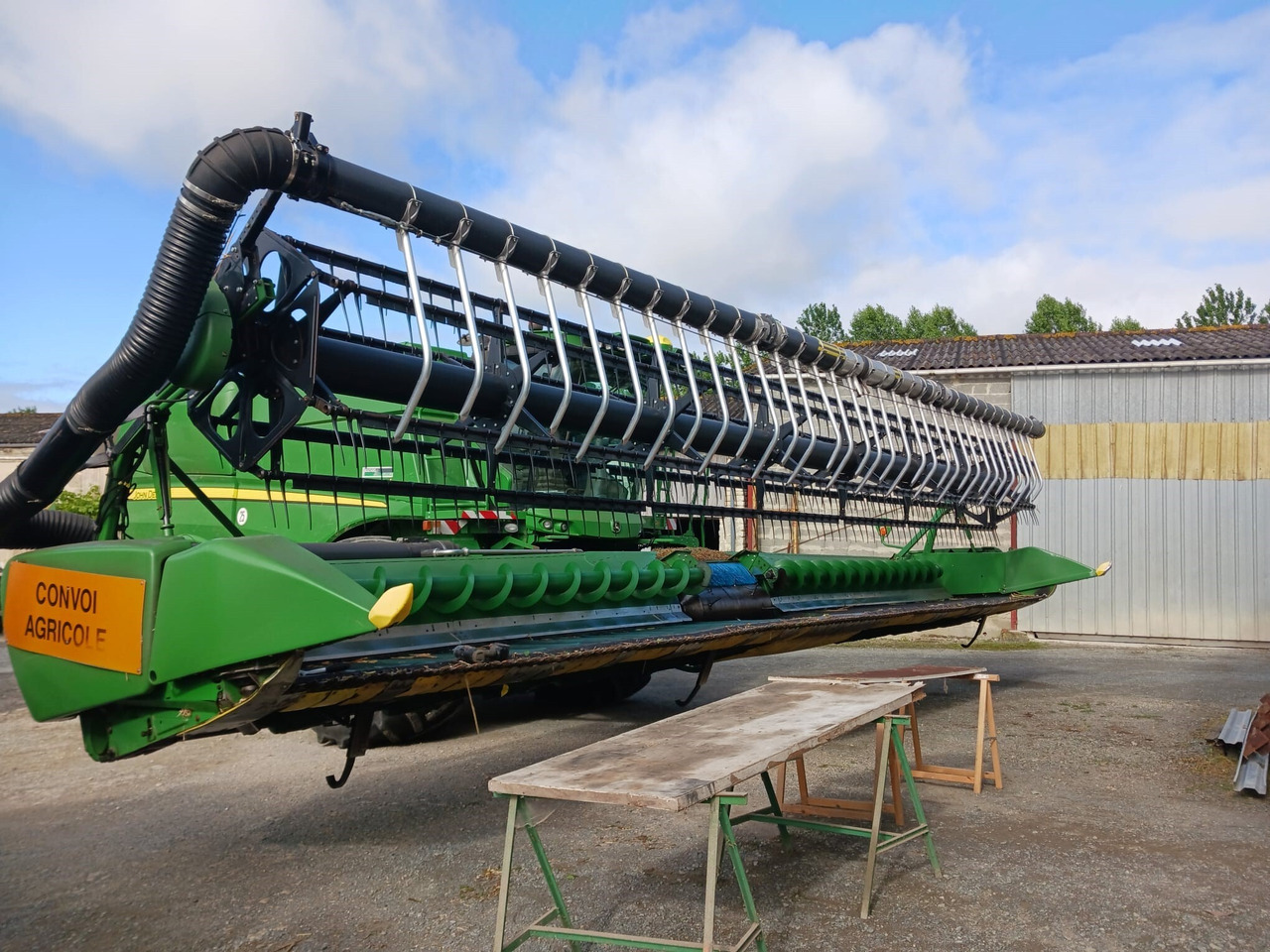 JOHN DEERE COUPE DE MOISSONNEUSE 635 FD - Cabezal de grano: foto 1 JOHN DEERE COUPE DE MOISSONNEUSE 635 FD - Cabezal de grano: foto 1