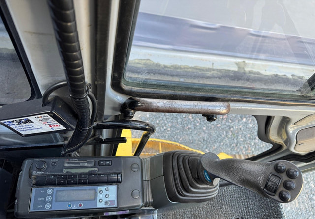 Excavadora de cadenas New HollandE235SR: foto 16 Excavadora de cadenas New HollandE235SR: foto 16