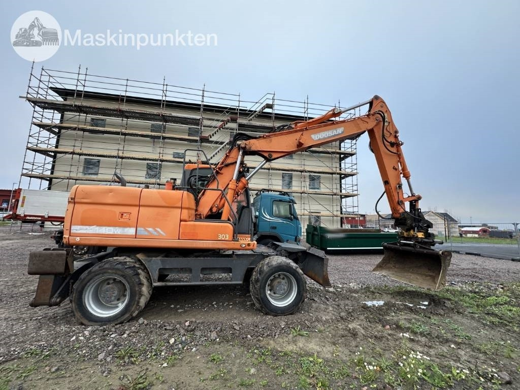 Doosan DX 140 W med vagn och redskap - Excavadora de ruedas: foto 3 Doosan DX 140 W med vagn och redskap - Excavadora de ruedas: foto 3
