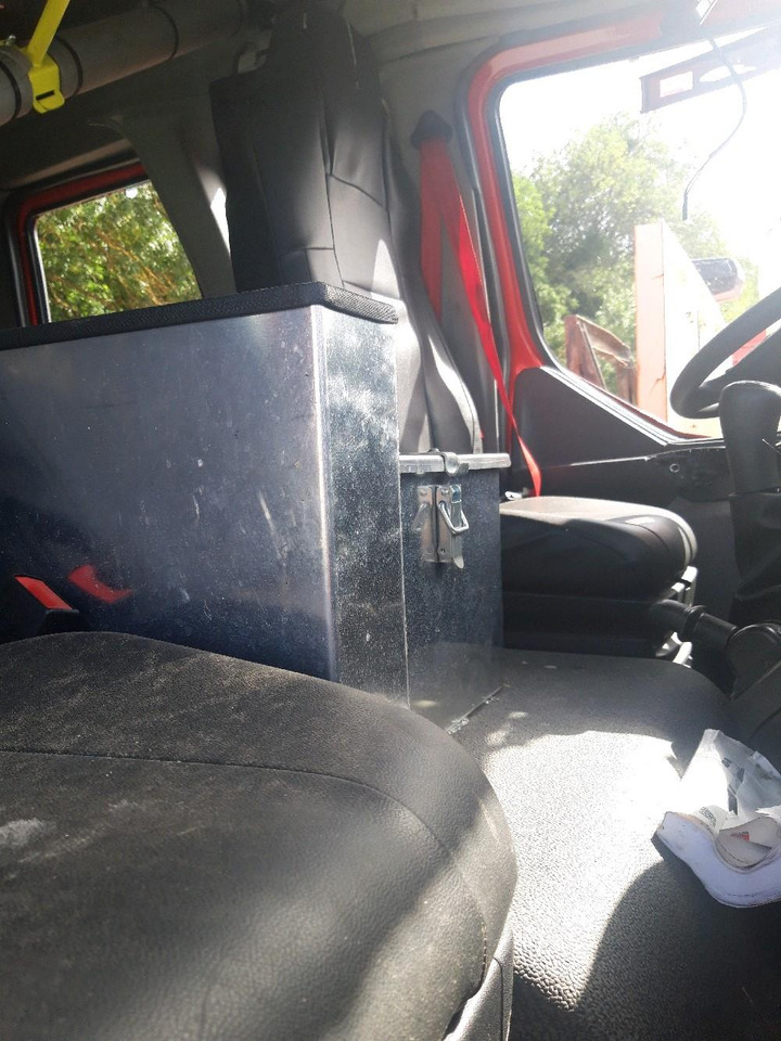 Camión de bomberos RENAULT D 4X4 TOUT-TERRAIN INCENDIE: foto 11 Camión de bomberos RENAULT D 4X4 TOUT-TERRAIN INCENDIE: foto 11