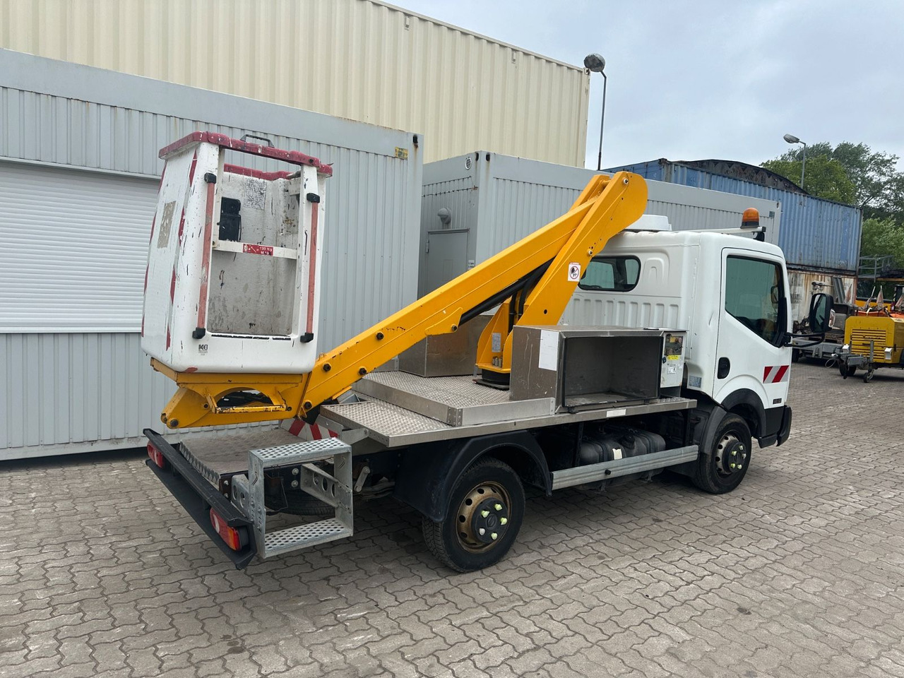 Nissan Cabstar mit Topy11 Arbeitsbühne / 11 Meter - Camión con plataforma elevadora: foto 4 Nissan Cabstar mit Topy11 Arbeitsbühne / 11 Meter - Camión con plataforma elevadora: foto 4