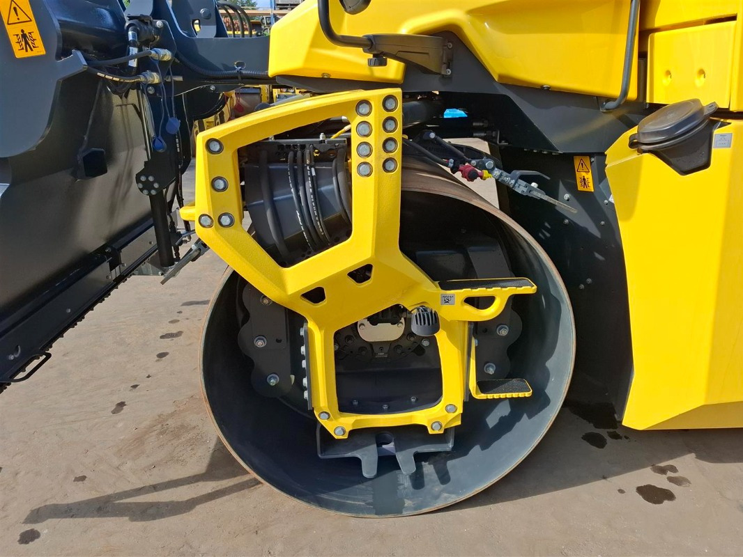 Apisonadora de asfalto BOMAG DE BW 174 AP-5 AM Hybrid Stage V/Tier 4f: foto 15 Apisonadora de asfalto BOMAG DE BW 174 AP-5 AM Hybrid Stage V/Tier 4f: foto 15