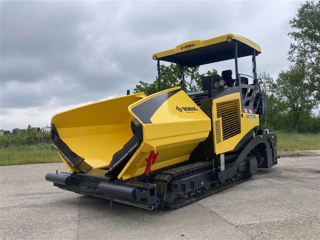 BOMAG IT BF 900 C S500 Stage IIIb/Tier 4i - Pavimentadora de asfalto: foto 1 BOMAG IT BF 900 C S500 Stage IIIb/Tier 4i - Pavimentadora de asfalto: foto 1