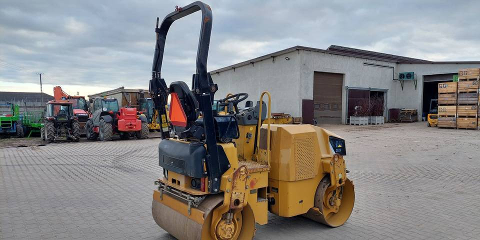 Walec Caterpillar CB24 2700 kg CAT - Rodillo: foto 5 Walec Caterpillar CB24 2700 kg CAT - Rodillo: foto 5