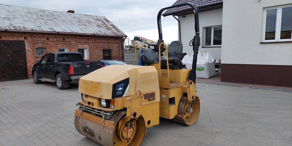 Walec Caterpillar CB24 2700 kg CAT - Rodillo: foto 1 Walec Caterpillar CB24 2700 kg CAT - Rodillo: foto 1