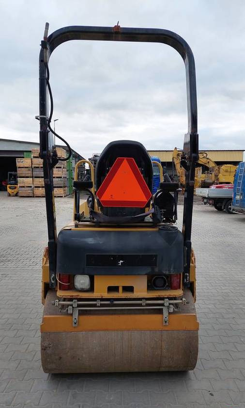Walec Caterpillar CB24 2700 kg CAT - Rodillo: foto 4 Walec Caterpillar CB24 2700 kg CAT - Rodillo: foto 4