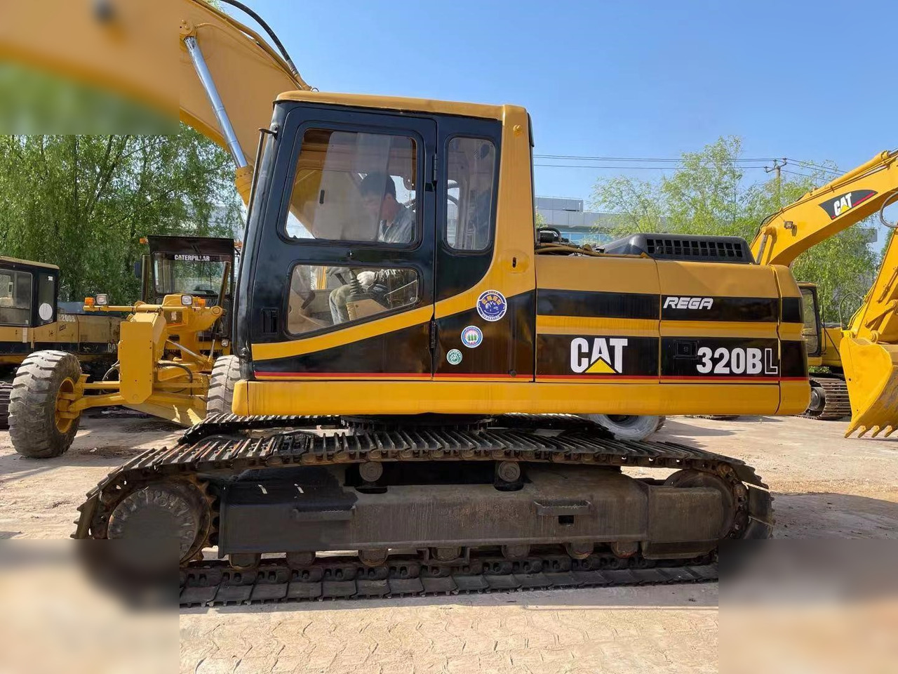 CATERPILLAR 320BL - Excavadora de cadenas: foto 2 CATERPILLAR 320BL - Excavadora de cadenas: foto 2
