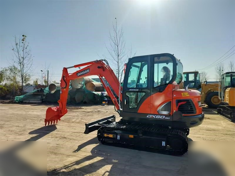 DOOSAN DX60-9C - Excavadora de cadenas: foto 1 DOOSAN DX60-9C - Excavadora de cadenas: foto 1
