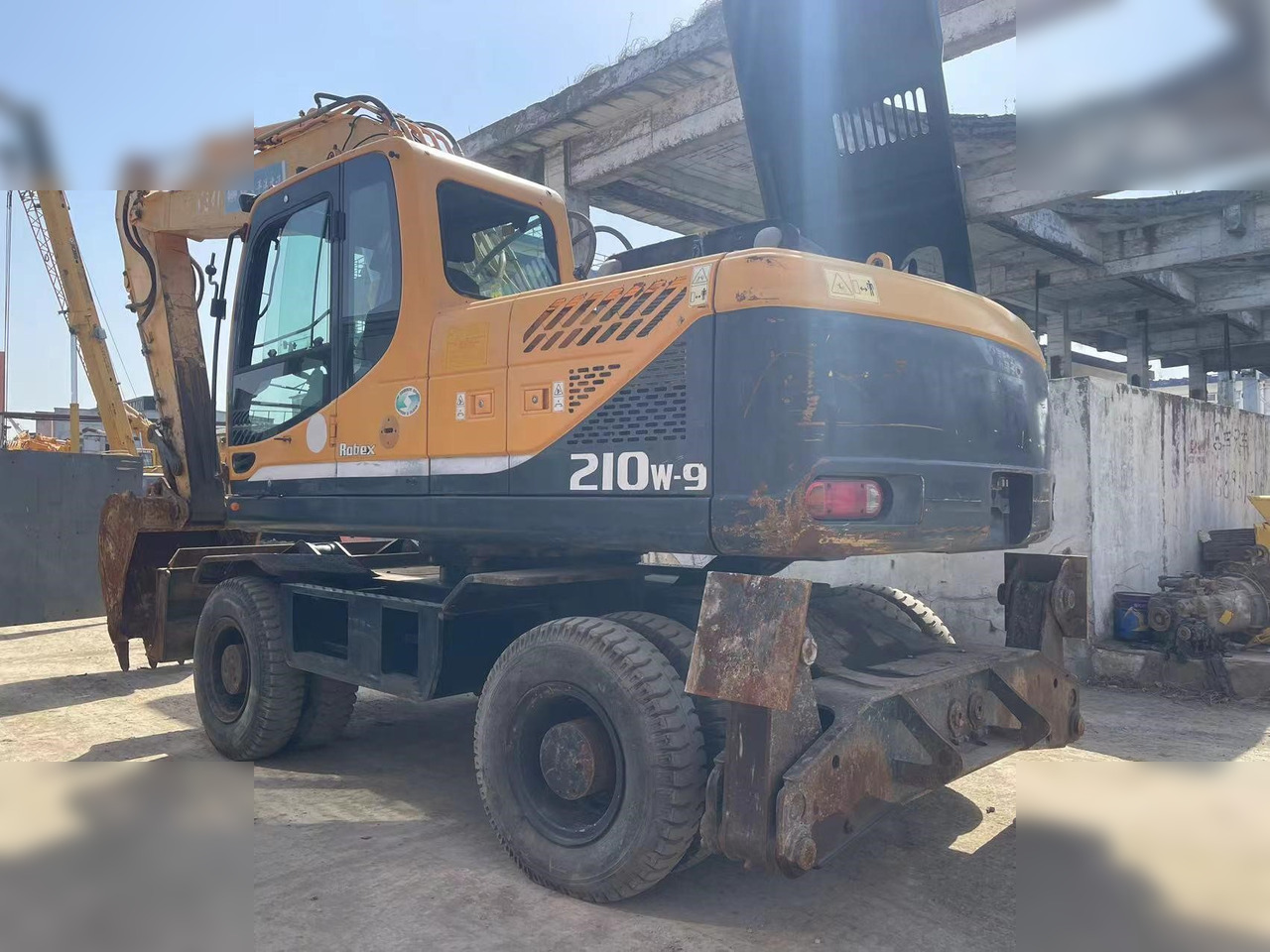HYUNDAI ROBEX 210W-9 - Excavadora de ruedas: foto 2 HYUNDAI ROBEX 210W-9 - Excavadora de ruedas: foto 2