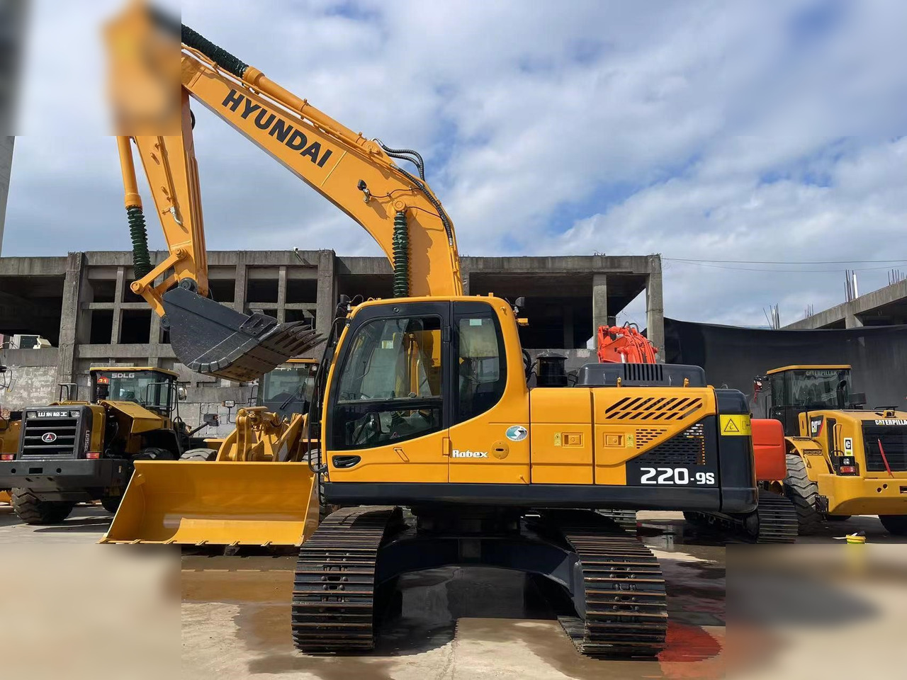 HYUNDAI ROBEX 220 LC-9S - Excavadora de cadenas: foto 1 HYUNDAI ROBEX 220 LC-9S - Excavadora de cadenas: foto 1