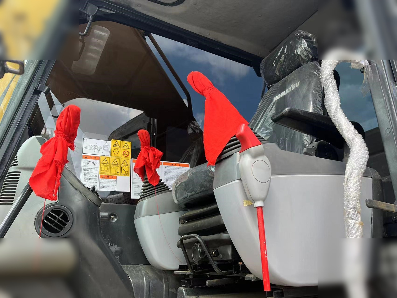 Excavadora de cadenas KOMATSU PC220-8: foto 6