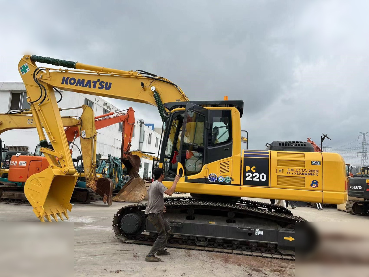 KOMATSU PC220-8 - Excavadora de cadenas: foto 1 KOMATSU PC220-8 - Excavadora de cadenas: foto 1