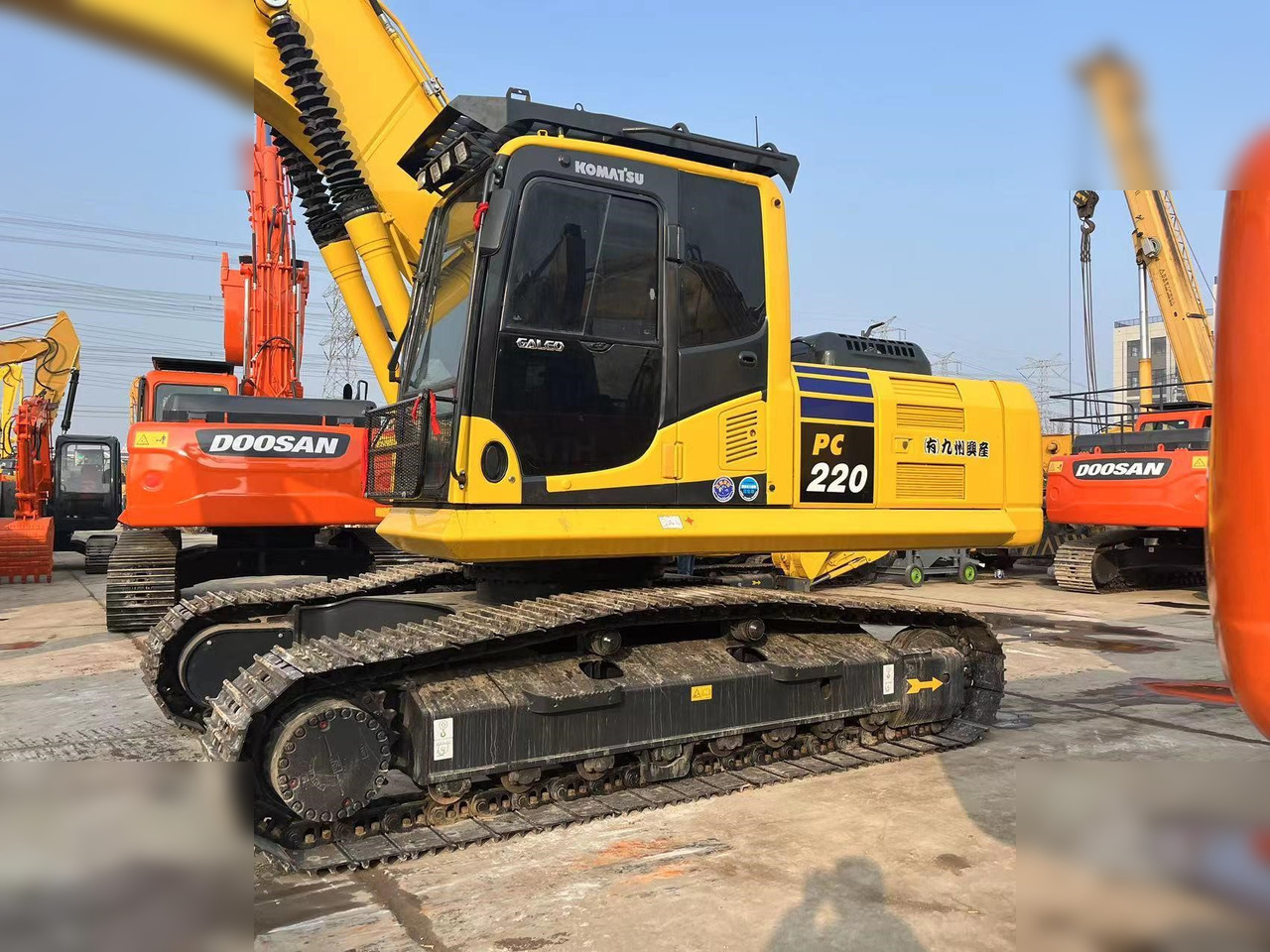 KOMATSU PC220-8M0 - Excavadora de cadenas: foto 3 KOMATSU PC220-8M0 - Excavadora de cadenas: foto 3