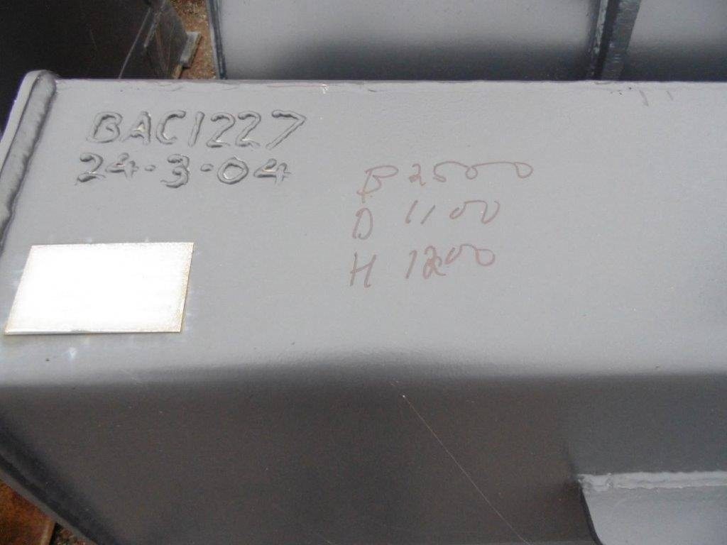 Skopa med stora BM. B 2500 D 1100 H 1200 Med spars - Cazo para Maquinaria de construcción: foto 2 Skopa med stora BM. B 2500 D 1100 H 1200 Med spars - Cazo para Maquinaria de construcción: foto 2