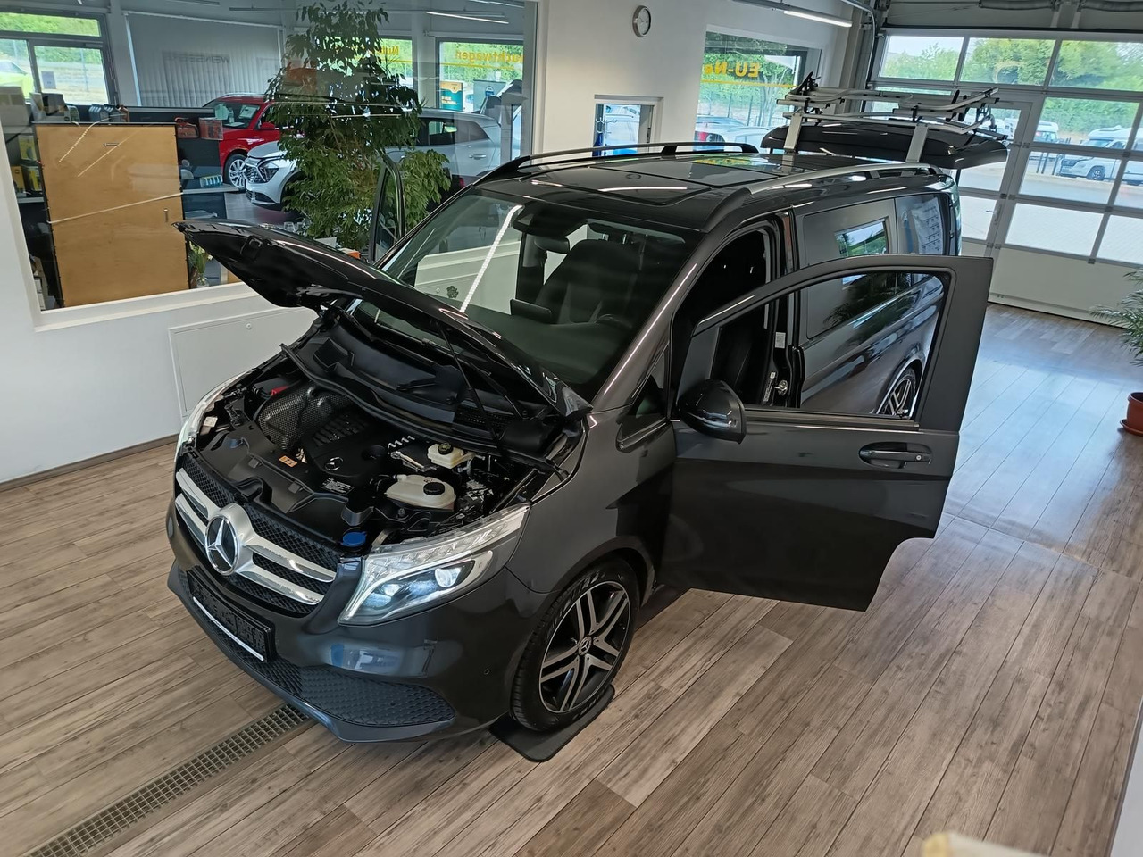 Mercedes-Benz V 300 2.0 CDI*LANG*LIEGE PAKET*AHK*FAHRRADTRÄGER - Furgoneta de pasajeros: foto 2 Mercedes-Benz V 300 2.0 CDI*LANG*LIEGE PAKET*AHK*FAHRRADTRÄGER - Furgoneta de pasajeros: foto 2