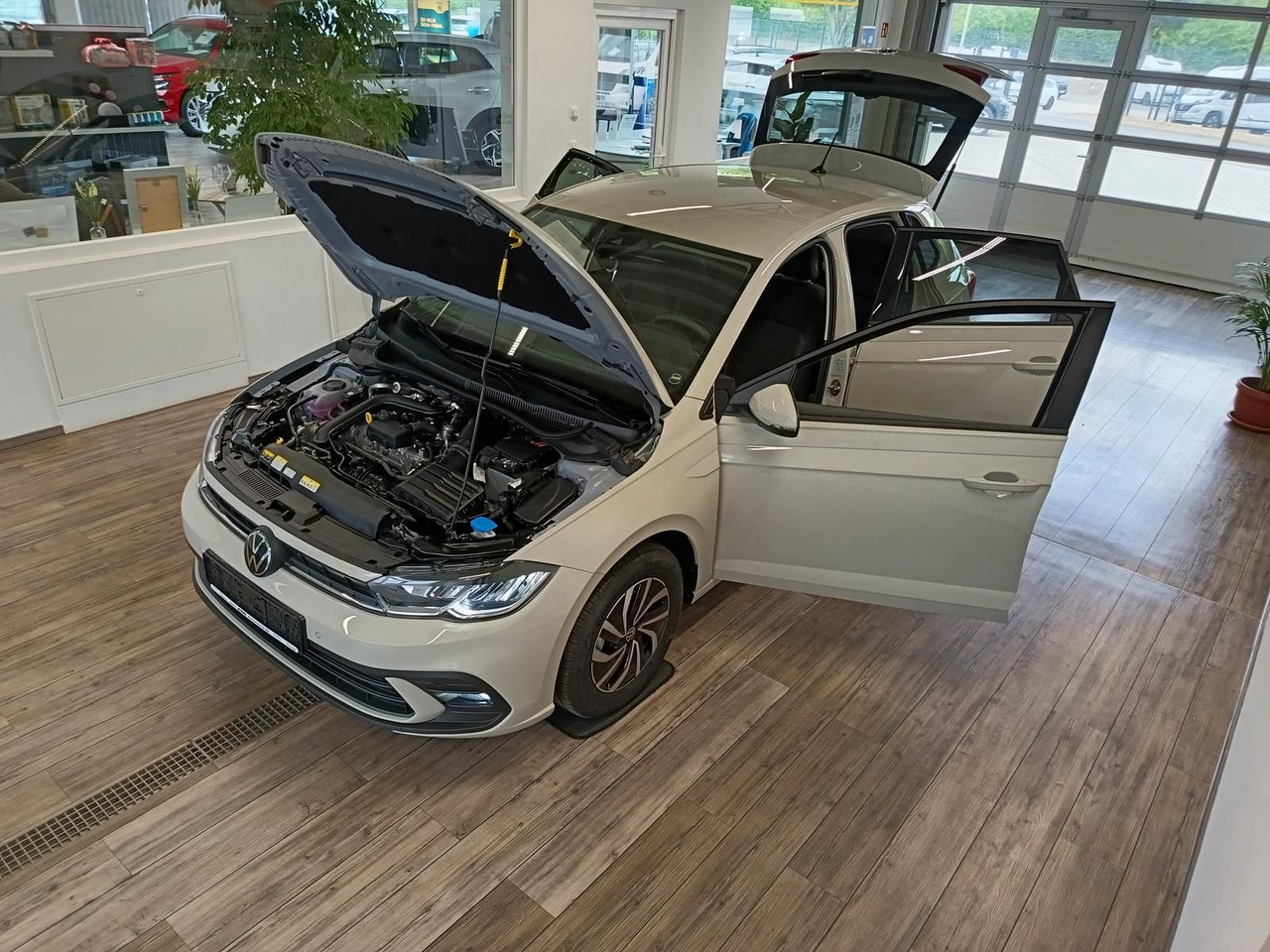 Volkswagen Polo Life 1.0 TSI 70kW DSG*LED*ACC*R-KAM*DAB*PDC - Coche: foto 2 Volkswagen Polo Life 1.0 TSI 70kW DSG*LED*ACC*R-KAM*DAB*PDC - Coche: foto 2