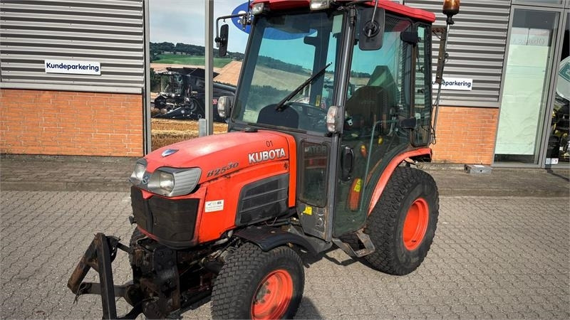 Kubota B2530 HST B2530 - Tractor municipal: foto 1 Kubota B2530 HST B2530 - Tractor municipal: foto 1