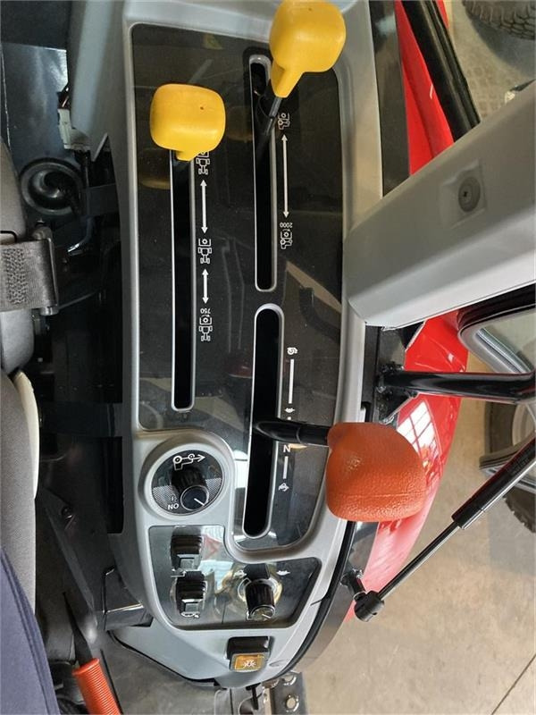 Leasing de Massey Ferguson 1740 HC Frontlift/pto og 150 cm fejemaskine  Massey Ferguson 1740 HC Frontlift/pto og 150 cm fejemaskine: foto 15