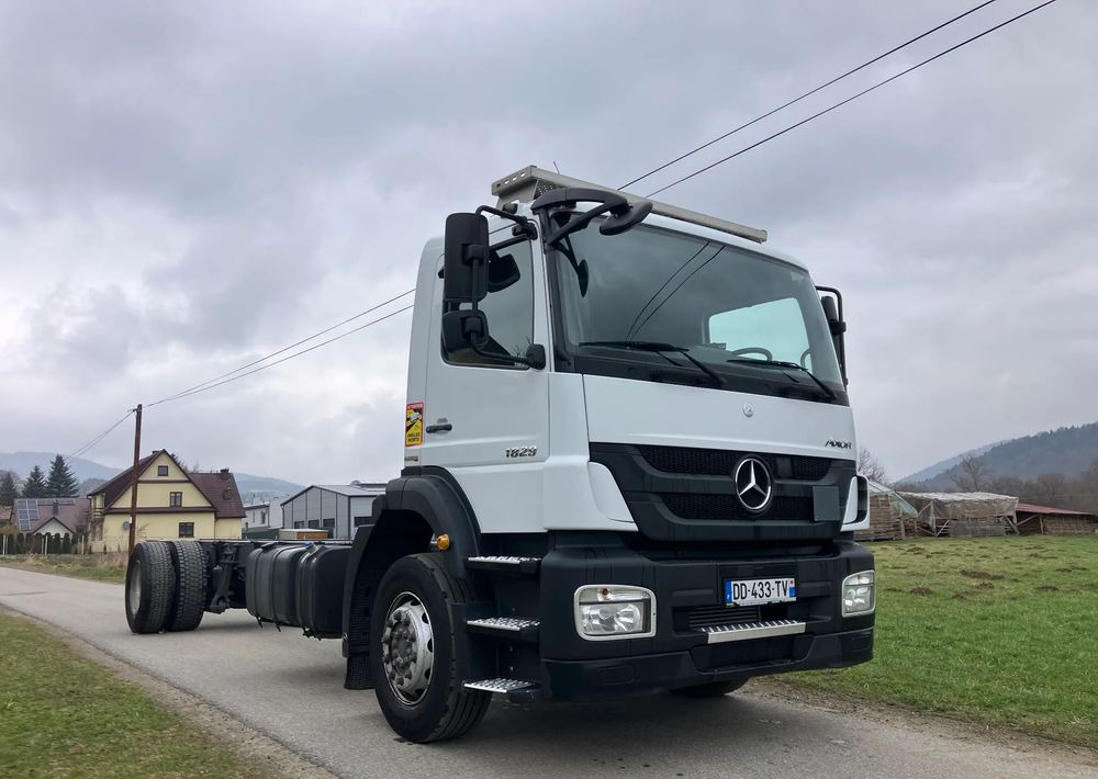 Mercedes-Benz Mercedes Axor 1829 Rama do zabudowy kiper beczka hakowiec laweta - Camión chasis: foto 1 Mercedes-Benz Mercedes Axor 1829 Rama do zabudowy kiper beczka hakowiec laweta - Camión chasis: foto 1