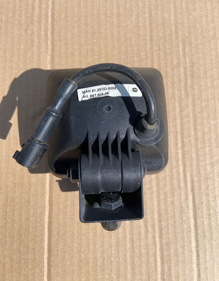 NOWY halogen roboczy MAN TGX TGS TGA Hella - Luz/ Iluminación para Camión: foto 2 NOWY halogen roboczy MAN TGX TGS TGA Hella - Luz/ Iluminación para Camión: foto 2