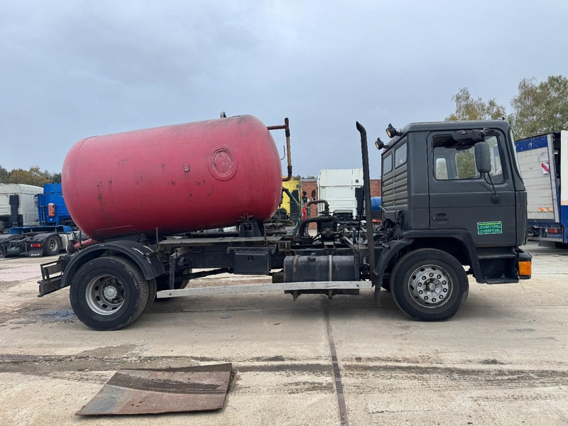 MAN 18.232 (8000 L / 6 CYLINDER WITH MANUAL PUMP / STEEL SUSPENSION) - Limpieza de alcantarillado: foto 4 MAN 18.232 (8000 L / 6 CYLINDER WITH MANUAL PUMP / STEEL SUSPENSION) - Limpieza de alcantarillado: foto 4