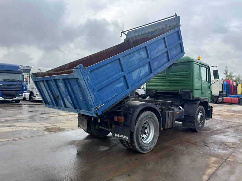 MAN 19.322  (STEEL SUSPENSION & MANUAL PUMP / SUSPENSION LAMES & POMPE MANUELLE) - Furgoneta basculante: foto 5 MAN 19.322  (STEEL SUSPENSION & MANUAL PUMP / SUSPENSION LAMES & POMPE MANUELLE) - Furgoneta basculante: foto 5