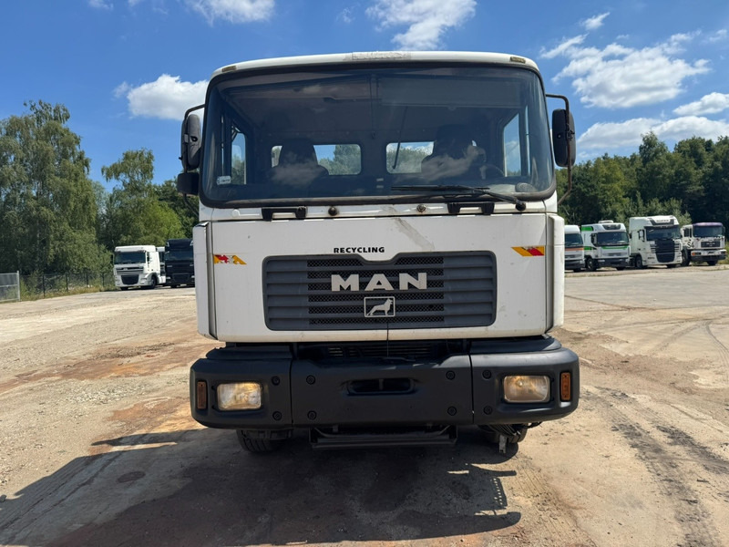 MAN 32.364 (EURO 2 / 6 CYLINDER / 12 TIRES / 8X4 / PERFECT) - Camión chasis: foto 2 MAN 32.364 (EURO 2 / 6 CYLINDER / 12 TIRES / 8X4 / PERFECT) - Camión chasis: foto 2