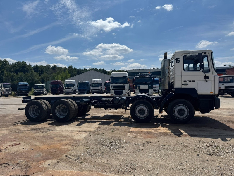 MAN 32.364 (EURO 2 / 6 CYLINDER / 12 TIRES / 8X4 / PERFECT) - Camión chasis: foto 4 MAN 32.364 (EURO 2 / 6 CYLINDER / 12 TIRES / 8X4 / PERFECT) - Camión chasis: foto 4