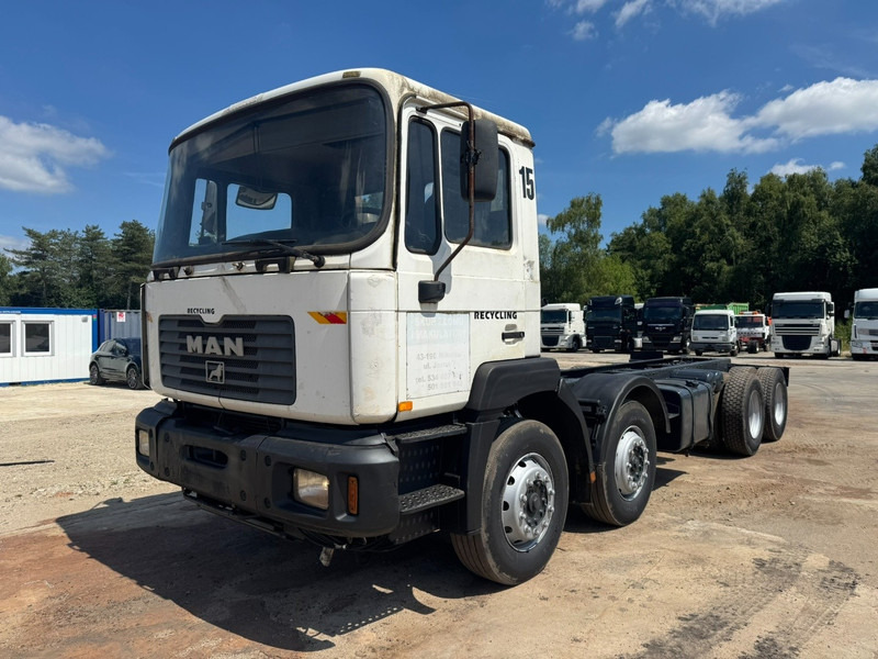 MAN 32.364 (EURO 2 / 6 CYLINDER / 12 TIRES / 8X4 / PERFECT) - Camión chasis: foto 1 MAN 32.364 (EURO 2 / 6 CYLINDER / 12 TIRES / 8X4 / PERFECT) - Camión chasis: foto 1