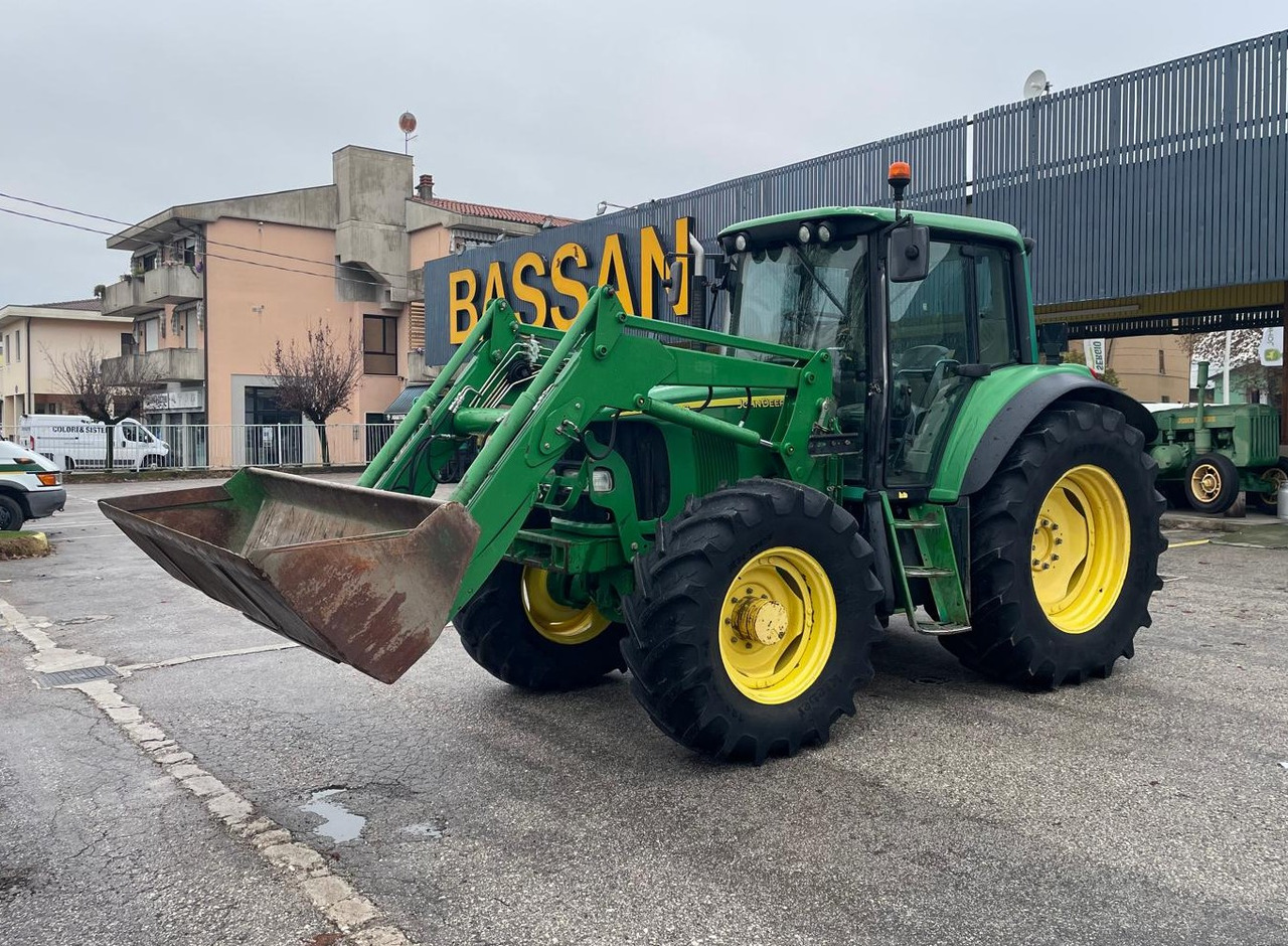 JOHN DEERE 6420 S - Tractor: foto 1 JOHN DEERE 6420 S - Tractor: foto 1