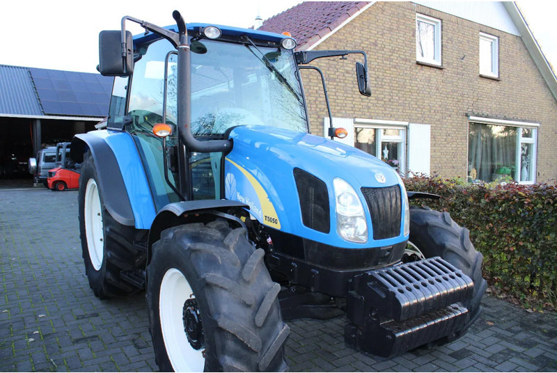 New Holland T5050 - Tractor: foto 1 New Holland T5050 - Tractor: foto 1