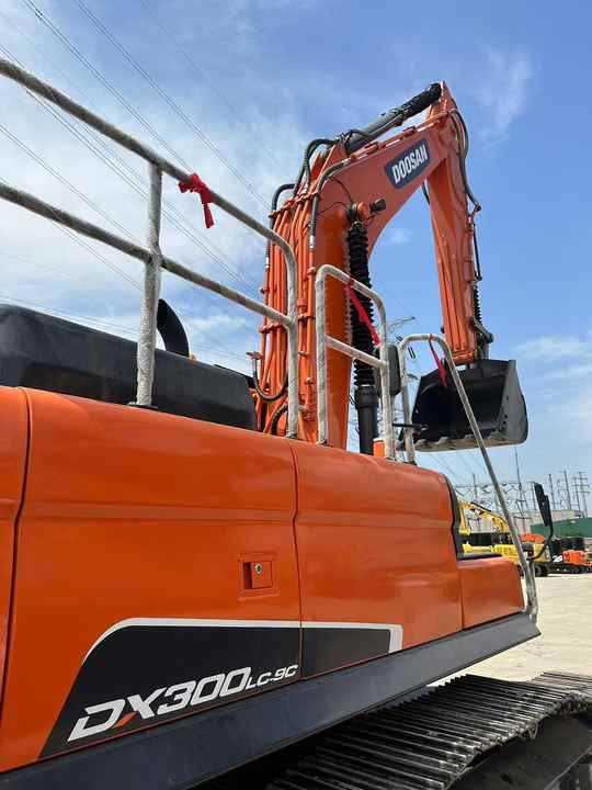 Used Excavator Doosan DX300 Excavators Mini Equipment Earth Moving Machinery Doosan Digger Excavator for Sale - Excavadora: foto 4 Used Excavator Doosan DX300 Excavators Mini Equipment Earth Moving Machinery Doosan Digger Excavator for Sale - Excavadora: foto 4