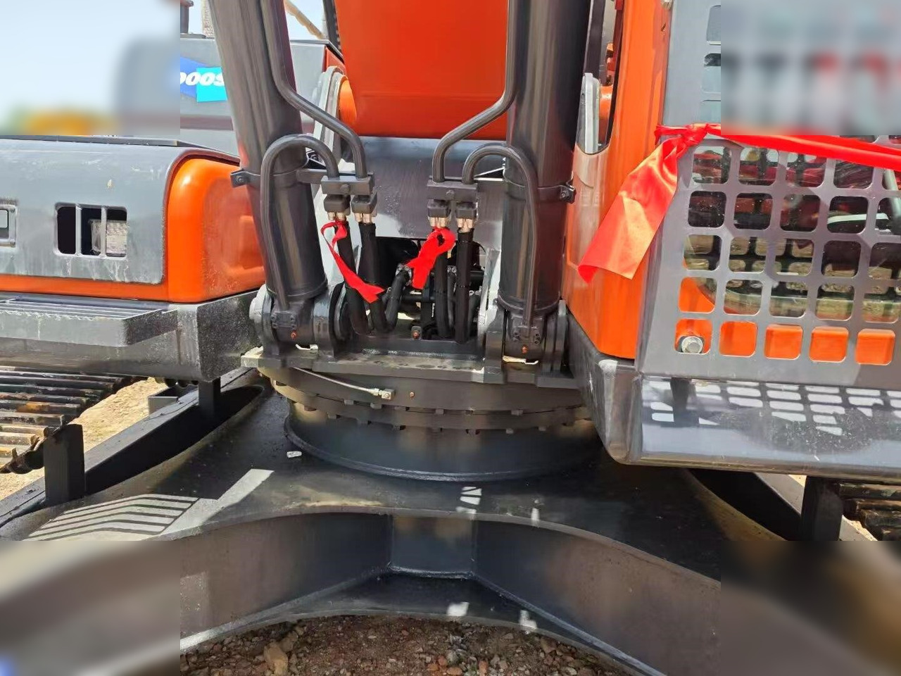 Excavadora de cadenas DOOSAN DX300 LC: foto 8