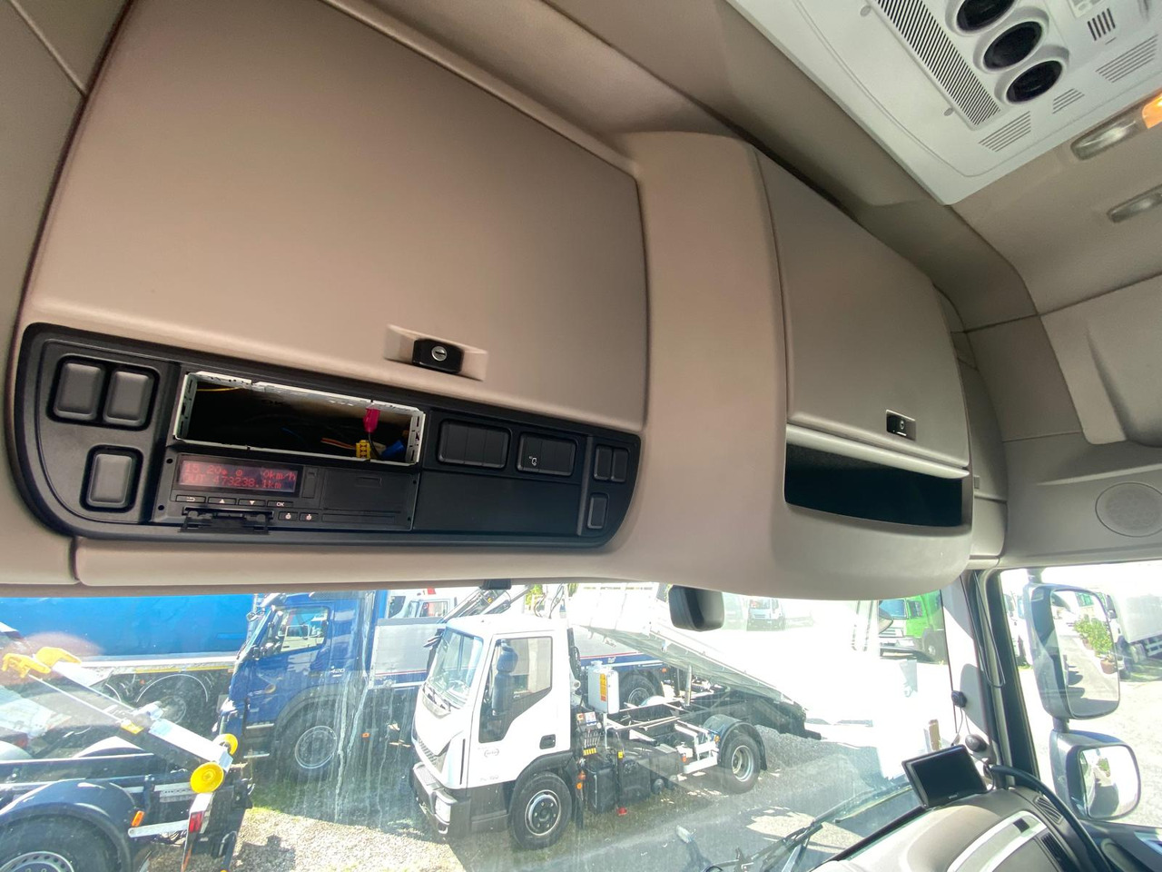 Camión chasis DAF XF 480: foto 9
