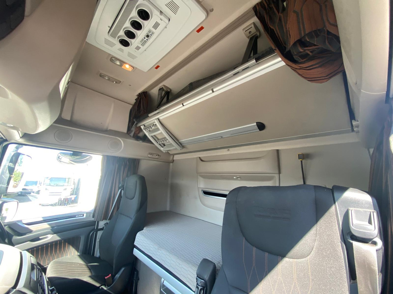 Camión chasis DAF XF 480: foto 7
