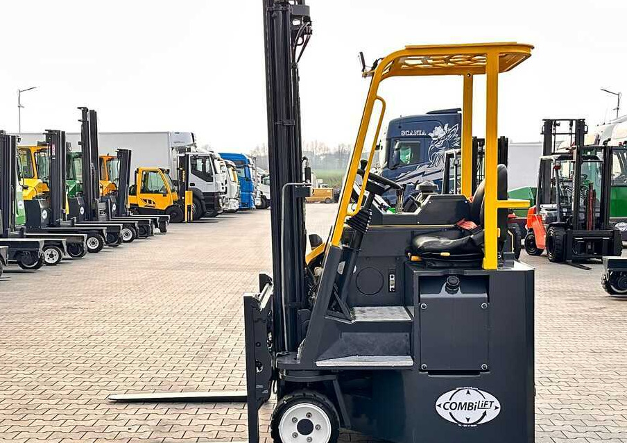 Combilift C2500CB / DUPLEX / 4100MM / DIESEL / FREE LIFT / FORK POSITIONER / SIDE SHIFT / LIKE NEW - Carretilla de 4 vías: foto 3 Combilift C2500CB / DUPLEX / 4100MM / DIESEL / FREE LIFT / FORK POSITIONER / SIDE SHIFT / LIKE NEW - Carretilla de 4 vías: foto 3